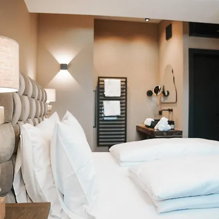 Отель Boutiquehotel Weisses Roessl 2*