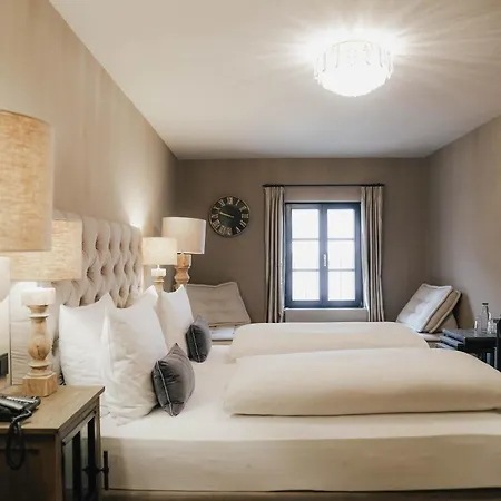 Отель Boutiquehotel Weisses Roessl 2*